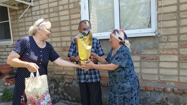 Адресное поздравление супруг Рахметовых Отовали Садыковича и Нагиме Бегалиевны прошло у них дома
